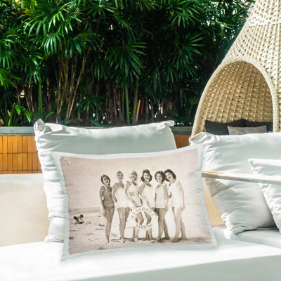 Coussin d'extérieur imprimé Vintage Seashore Sirens par Graffi * Tee Studios