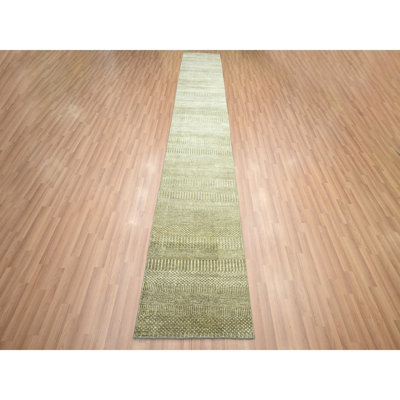 Tapis vert olive 2 pi 5 po x 13 pi 6 po, tissage dense, motif d'herbe moderne, noué à la main, laine et soie, tapis luxuriant et moelleux