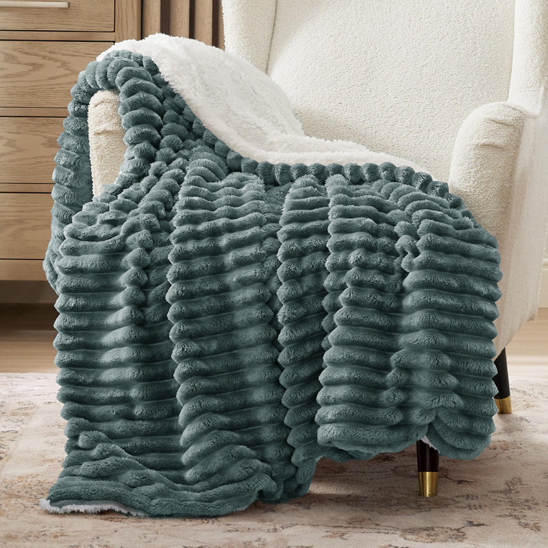 Couverture polaire sherpa Bedsure, réversible, douce et chaude, motif à rayures pour un confort quotidien, Grand lit