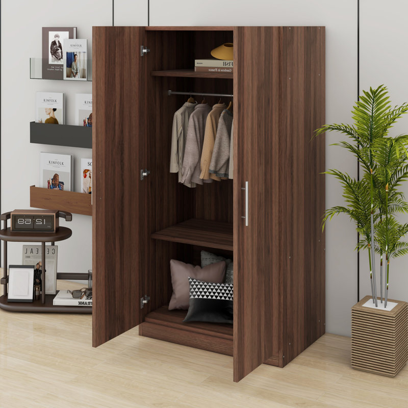Armoire-penderie à deux portes en bois avec trois tablettes de rangement intégrées