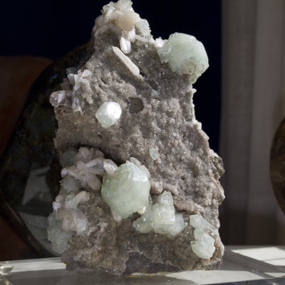Vert apophyllite multiterminée avec stilbite