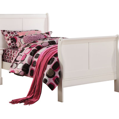 Lit en bois massif blanc et pour une chambre à coucher de style traditionnel et chaleureux invitant