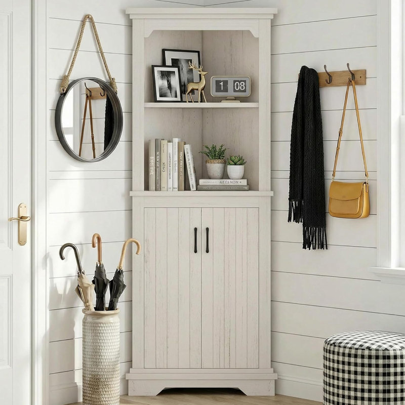 Grande armoire de coin beige avec portes et tablettes ouvertes, rangement peu encombrant pour le salon et la salle de bain