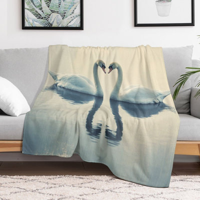 Jeté de cygnes formant une jupe de flanelle de luxe à réflexion de cœur, couverture douce et chaude pour le canapé-lit du salon