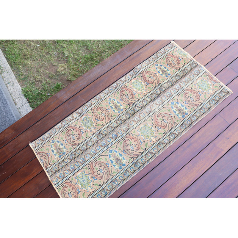 Tapis turc tissé à la main avec des motifs géométriques traditionnels, idéal pour le salon ou la chambre à coucher