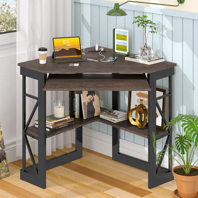Bureau en coin Lambrecht avec prises et ports USB, bureau d'ordinateur triangulaire avec station de charge, tablette de rangement, bureau d'écriture peu encombrant pour petits espaces