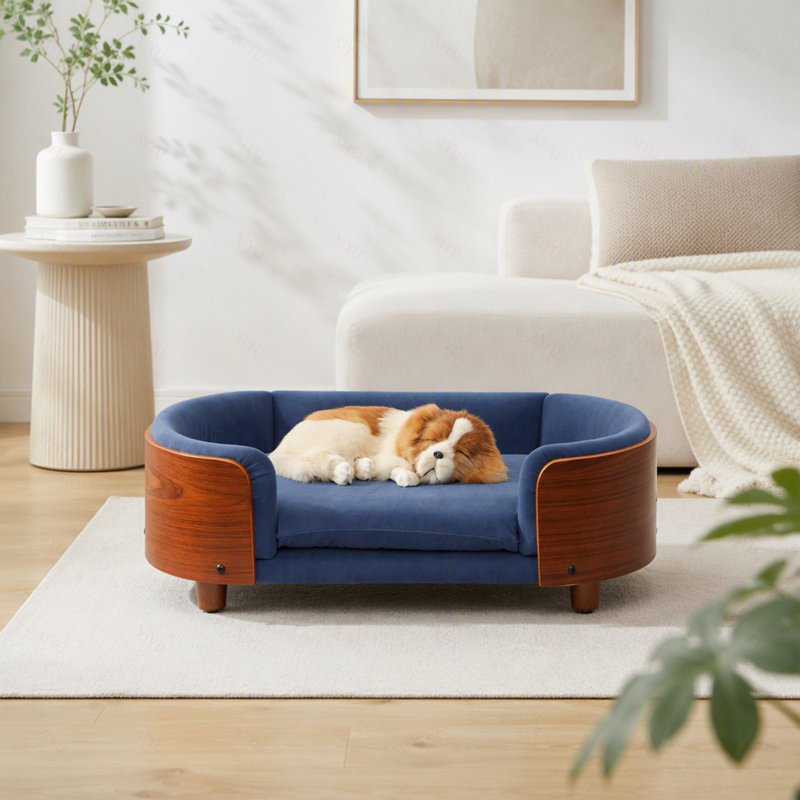 Lit pour chien surélevé de style scandinave avec pattes en bois massif et dossier en bois courbé, coussin en velours
