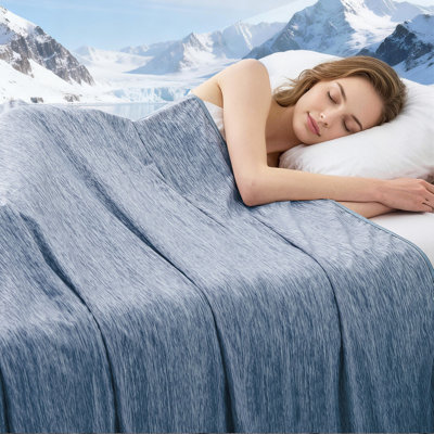 Couverture rafraîchissante pour les dormeurs chauds, absorbe la chaleur pour garder les adultes au frais, jeté d'été à imprimé nuage, couverture froide et douce pour lit de voyage, bleu marine, jeté (50 po x 70 po)