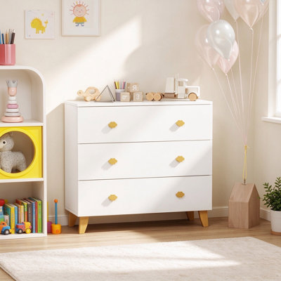 Commode enfant à 3 grands tiroirs, en bois massif, avec de jolis boutons décoratifs et des pieds en bois massif. Parfait pour la chambre ou la salle de jeux d'un enfant.