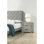 Table de chevet contemporaine 1pc avec poignées et pieds en chrome laqué ultrabrillant de couleur blanche, meubles de chambre à coucher avec chargeur USB