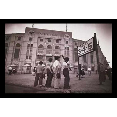 Vintage Yankee Stadium Yankee Boy par Darryl Vlasak - reproduction de photo sur papier encadrée