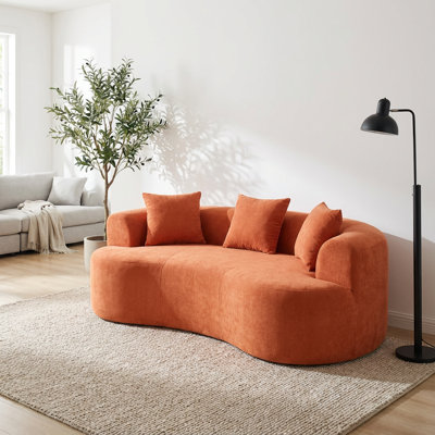 Canapé moderne à dossier bas en forme de croissant à trois places avec coussins profonds et mousse auto-gonflante, revêtu de tissu chenille doux