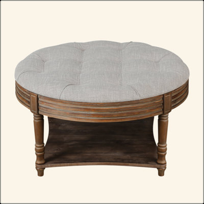 Grande table basse ronde avec repose-pieds Farmhouse - l 31,5 po, revêtement en lin imperméable, rangement capitonné à 2 niveaux (tablette en bois + compartiments ouverts / fermés), repose-pieds de salon