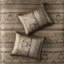 5 couvre-lits - grand. Brun et or. Comprend un couvre-lit, 2 taies décoratives et des coussins décoratifs. Fabriqué avec pour une durabilité de luxe. Affiche des feuilles, des rayures, des motifs. Surpiqûres ornées. Les détails dorés ajoutent de l'élégance.-131451859