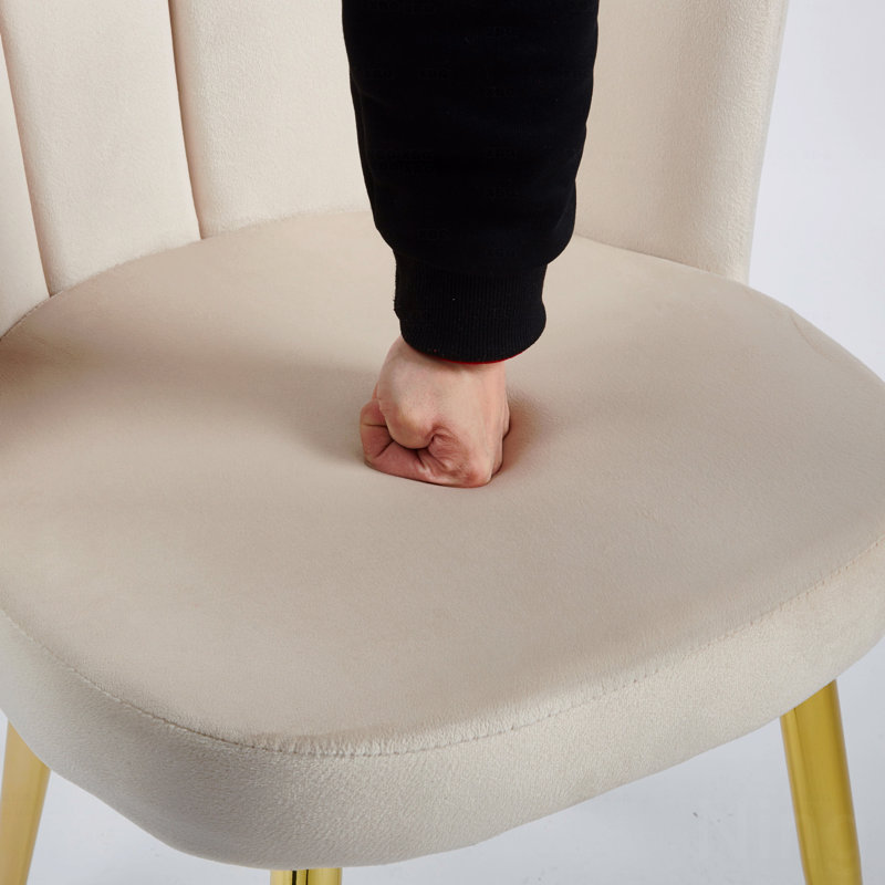 Chaise de salle à manger blanc cassé de style moderne (ensemble de 2) avec pieds en fer de couleur dorée, velours et dossier confortable