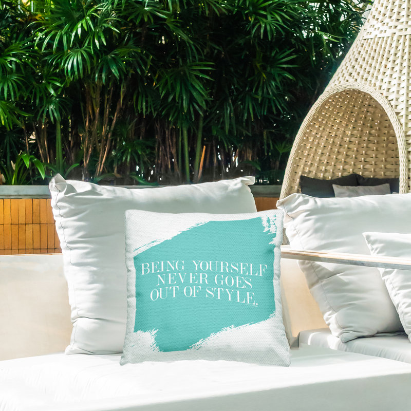 Coussin d'extérieur «Being Yourself Never Out Of Style» par House of Lulu