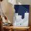 Toile, scène architecturale minimaliste mettant en vedette des bâtiments géométriques blancs Stark et des escaliers muraux qui montent vers une toile profonde-273103247