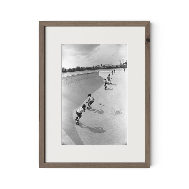 Faire du skateboard dans une piscine drainée II par Barbara Alper, H 24" x W 18", Rustic Walnut