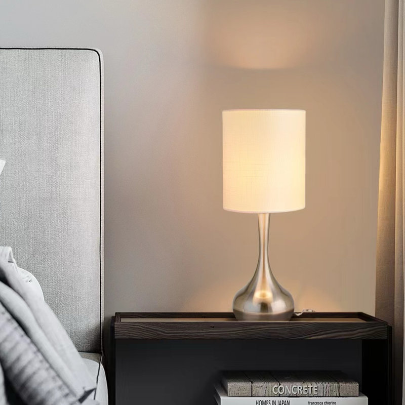  Lampe de table moderne 17,3 po avec abat-jour en tissu blanc et base en métal chromé, douille E26