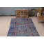 Tapis turc tissé à la main avec un motif complexe dans des tons de bleu et de rouge, idéal pour la décoration bohémienne