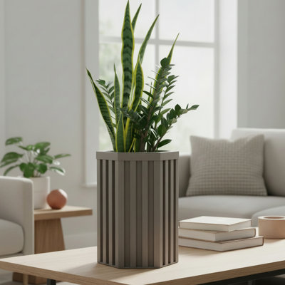 Pot de fleurs hexagonal en forme de colonne gris-brun, aluminium léger pour une performance à long terme, ouverture de drainage prédécoupée, finition de ton de bois moderne, profondeur de plantation réglable, 9,37 po de largeur, 9,85 lb