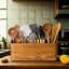 Porte-ustensiles en bois d'acacia pour comptoir avec compartiments, organisateur rustique d'ustensiles de cuisine et porte-couverts, rangement de cuisine en bois naturel