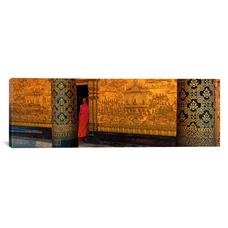 «Monk in Prayer Hall at Wat Mai Buddhist Monastère, Luang Prabang, Laos», reproduction de photo sur toile, Toile tendue