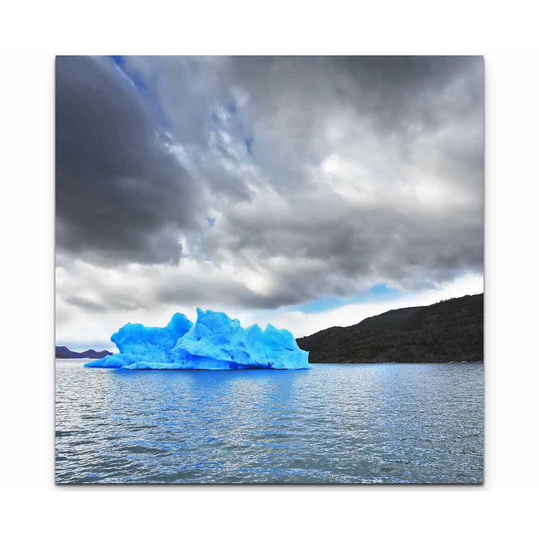 Leinwandbild Blauer Eisberg im Meer