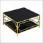 Table basse carrée en verre avec cadre luxueux en métal géométrique, finition dorée et tablette inférieure pour les intérieurs modernes