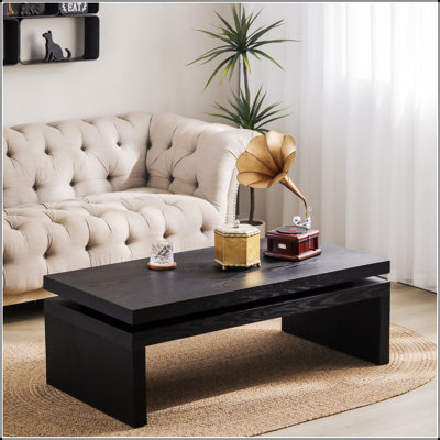 Table basse moderne en bois noir avec beaucoup de rangement, parfaite pour un décor de salon élégant et fonctionnel