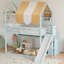 Structure de lit superposé en bois massif vert de style vert, style maisonnette pour chambre d'enfant avec glissoire et bibliothèque intégrée-129428090
