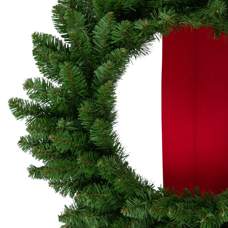Couronnes sur un ruban rouge, décoration de Noël suspendue