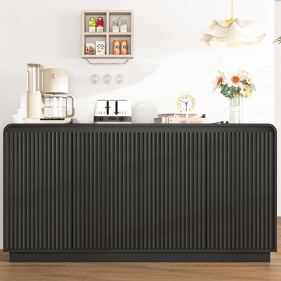 Meuble télé noir à 4 portes cannelées avec prise électrique, 3 rangements réglables en panneaux de particules, multifonctionnel pour les espaces multimédias familiaux, design ondulé sans poignées, meuble de rangement pour loisirs