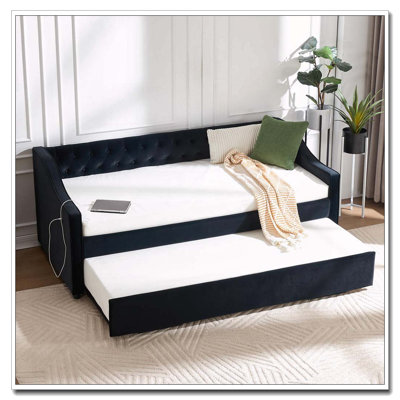 Lit de jour rembourré avec couchette, port USB, poches latérales, lit de jour en velours avec bouton sur le dos et passepoil sur les accoudoirs ondulés