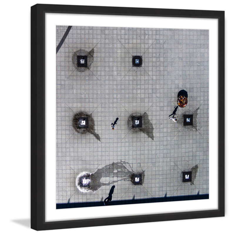 « deception », reproduction de photo encadrée, H 32 po x l 32 po