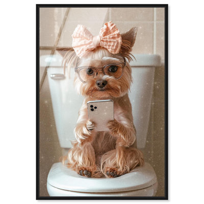«Mignon Yorkie sur la toilette», art mural glamour en verre à haute brillance par Art Remedy, cadre noir, 24 x 36