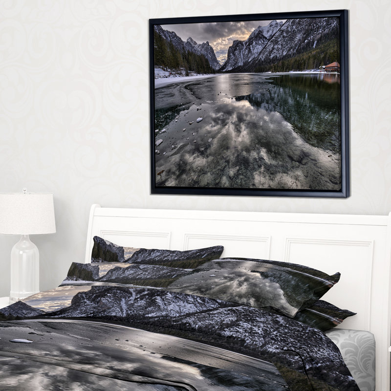 «Black Icy Mountain Lake with Snow», photographie, H 12 po x l 20 po x P 1 po, Toile avec cadre flottant