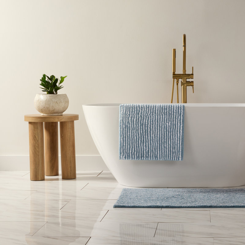 Tapis de bain 100% coton à fines rayures, Bleu pâle, 24 in x 17 in