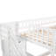 Lit simple au-dessus d'un lit superposé en escalier blanc avec amplement d'espace de rangement pour la chambre à coucher