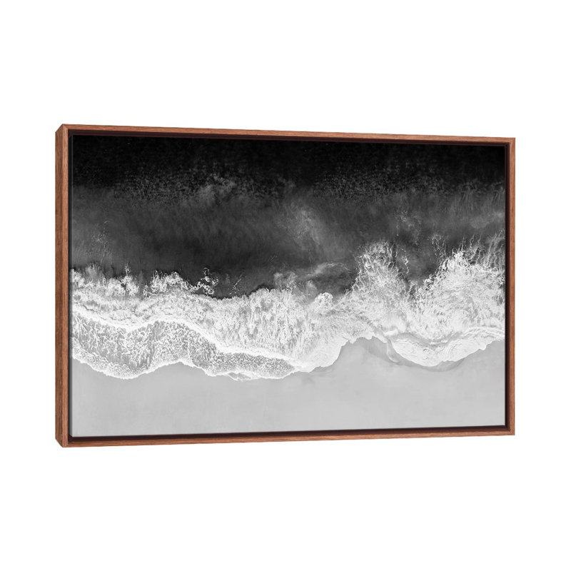 Vagues en noir, gris et blanc par Maggie Olsen, H 18 po x l 26 po, Impression encadrée, Bois classique