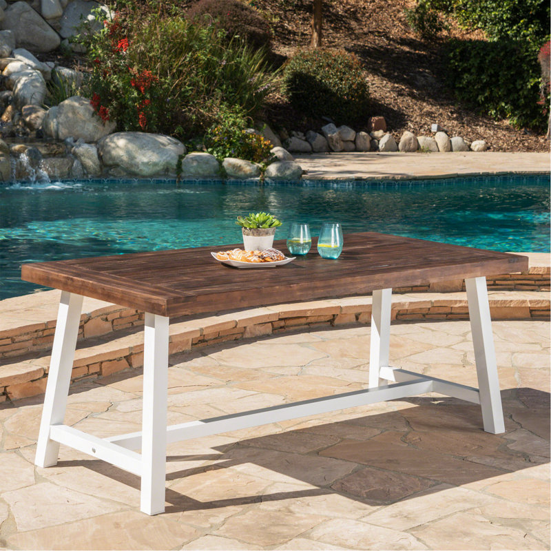 Table de salle à manger d'extérieur brun foncé en bois d'acacia à finition sablée avec structure en métal rustique blanc
