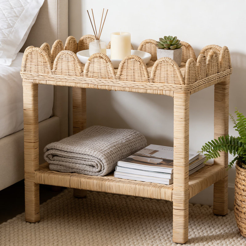 Table d'appoint bohémienne avec conception en rotin festonné, fabrication en rotin naturel et en bois d'acajou avec tablette ouverte