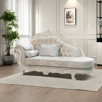 Chaise confortable sculptée en bois massif