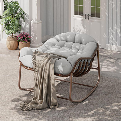 Fauteuil à bascule surdimensionné en osier avec coussin amovible très épais, structure en acier allié renforcé, capacité de charge de 400 lb, chaise longue de patio toutes saisons pour l'intérieur et l'extérieur-C