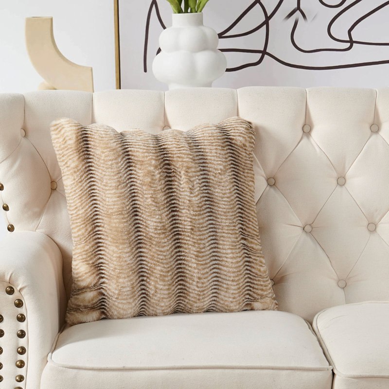 Housse de coussin rayée en fausse fourrure, Brun
