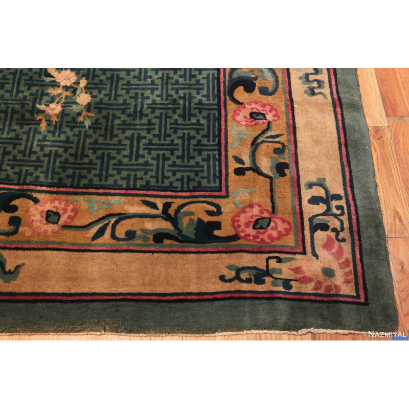 Tapis chinois surdimensionné sur fond vert antique