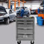 Coffre à outils roulant en métal avec 4 tiroirs, glissières à roulement à billes, rangement verrouillable et roulettes pivotantes pour la mobilité en atelier.