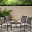 Chaises d'extérieur empilables en gris, structure en fer, coussins argentés, confortables et peu encombrantes
