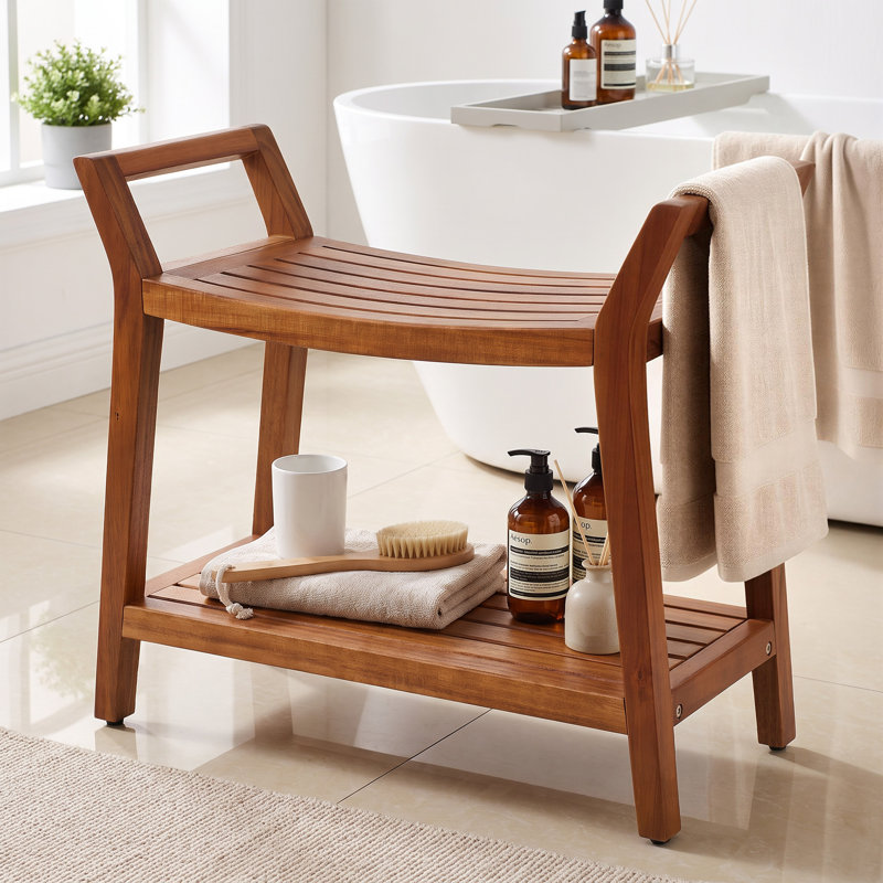 Banc de douche en teck de 66 cm de large avec porte-serviettes intégré, tabouret de douche et chaise de douche en teck avec tablette de rangement et pieds antidérapants réglables.
