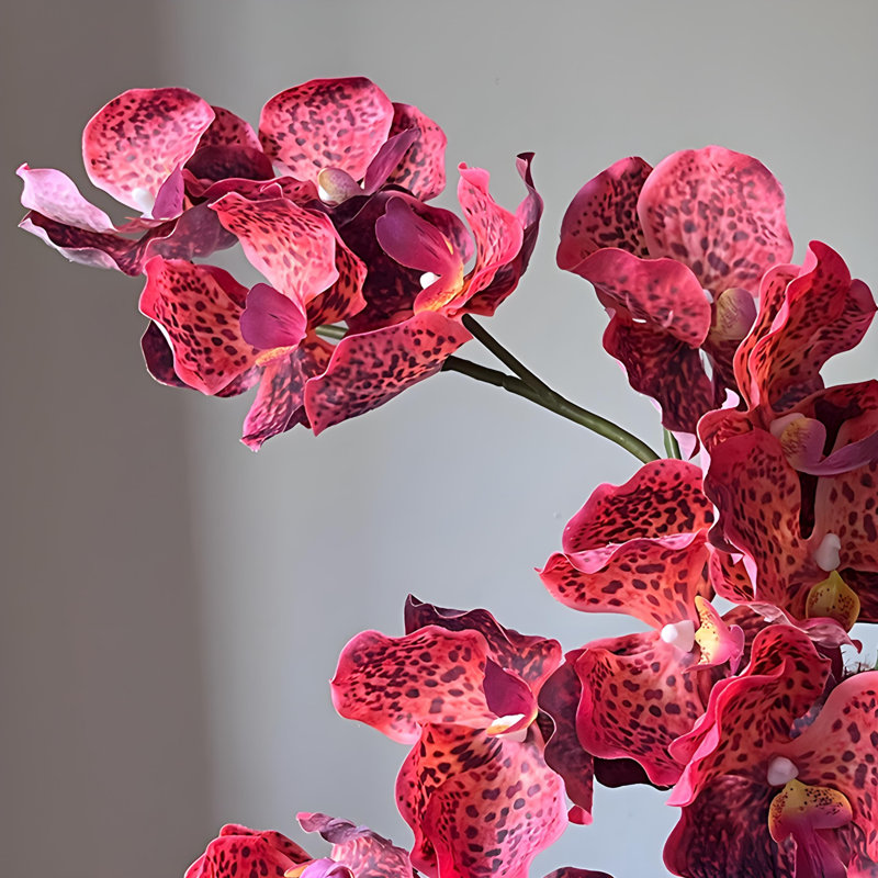 Ornements de fleurs simulées